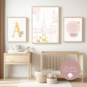 Op de afbeelding: Een set van drie ingelijste kunstdrukken met een zachte, vrouwelijke uitstraling. De prints tonen een gouden glitterletter "A" met bloemaccenten, een roze Parijse scène met gouden vlinders en een citaat met bloemendetails. De kleurstelling is zachtroze en goud.