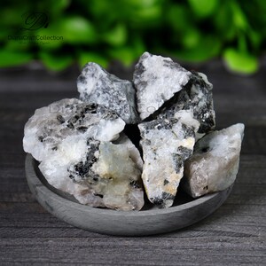 5PCS Black Tourmalinated Quartz Rough Stone - Raw Tourmaline Quartz Raw Crystals Quartz Meditation,Energy Stone Raw Mineral Specimen Crystal