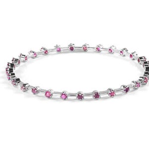 Pode incluir: Um bracelete de prata com uma fila de pedras preciosas cor-de-rosa.