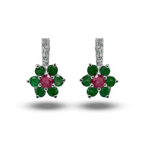 Puede incluir: Un par de pendientes de plata, cada uno con un diseño floral. Las flores tienen una gema rosa central rodeada de gemas verdes. Los postes de los pendientes están adornados con pequeñas gemas transparentes.