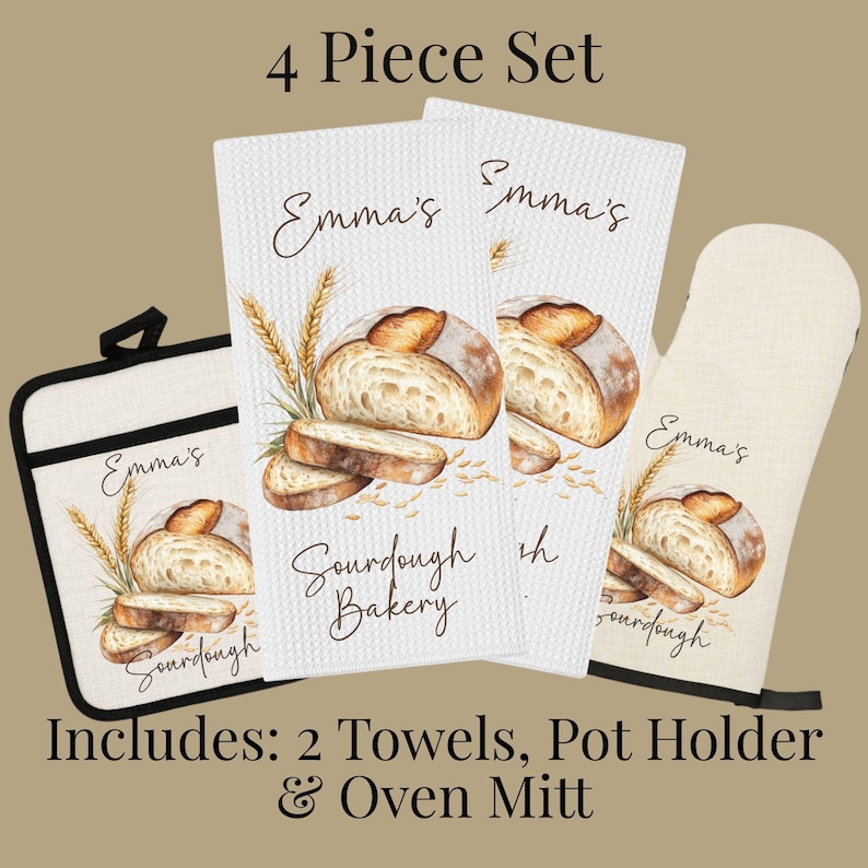 Op de afbeelding: Een 4-delige keukenset bestaande uit twee witte theedoeken met wafelstructuur, een vierkante pannenlap en een ovenwant. Elk item is voorzien van een afbeelding van zuurdesembrood, tarwearen en de tekst Emma's Sourdough Bakery.