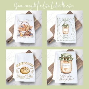 Op de afbeelding: Vier witte theedoeken met wafelstructuur en bedrukte ontwerpen: een broodmand met de tekst 'Breanna's Bread JUST KNEAD IT!', een pot 'Flour Power', een brood met 'SOURDOUGH Social Club' en een pot 'Doughlicious Life of a Dough Girl'.