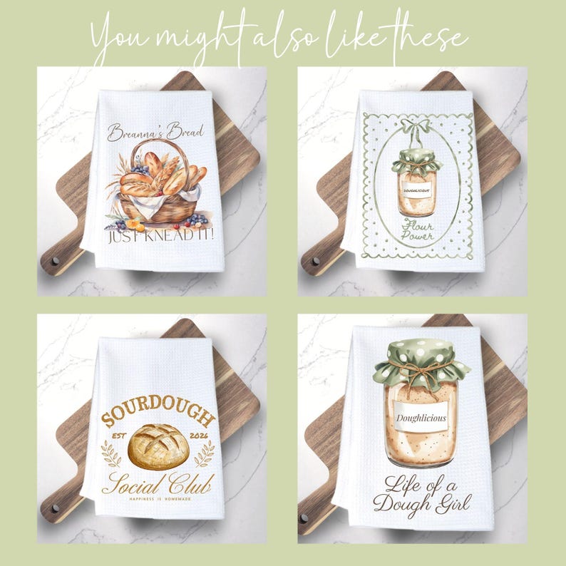 Op de afbeelding: Vier witte theedoeken met wafelstructuur en bedrukte ontwerpen: een broodmand met de tekst 'Breanna's Bread JUST KNEAD IT!', een pot 'Flour Power', een brood met 'SOURDOUGH Social Club' en een pot 'Doughlicious Life of a Dough Girl'.
