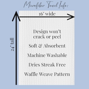 Op de afbeelding: Een witte microvezeldoek met een wafelpatroon, 16 inch breed en 24 inch hoog. De tekst op de handdoek luidt: Microfiber Towel Info: Design won't crack or peel, Soft & Absorbent, Machine Washable, Dries Streak Free, Waffle Weave Pattern.