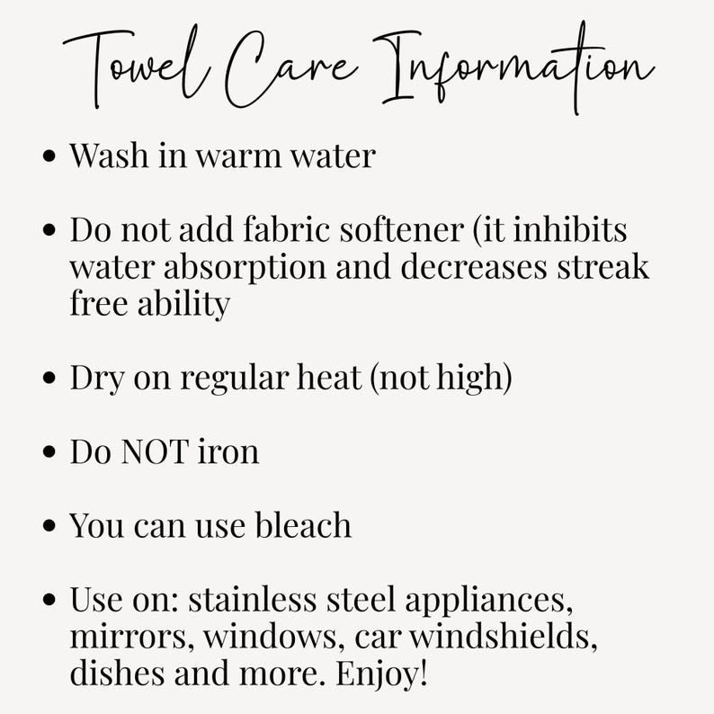 Op de afbeelding: Een witte informatiekaart met de titel Towel Care Information en zwarte tekst met instructies: wassen in warm water, geen wasverzachter toevoegen, drogen op normale temperatuur, niet strijken, bleekmiddel gebruiken en toepassen op roestvrij staal, spiegels, ramen en vaatwerk.