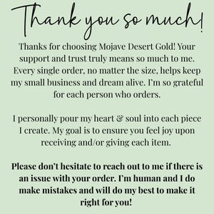 Op de afbeelding: Een lichtgroene bedankkaart met zwarte tekst die luidt: Thank you so much! Thanks for choosing Mojave Desert Gold! Your support and trust truly means so much to me. Every single order, no matter the size, helps keep my small business and dream alive. I'm so grateful for each person who orders. I personally pour my heart & soul into each piece I create. My goal is to ensure you feel joy upon receiving and/or giving each item. Please don't hesitate to reach out to me if there is an issue.
