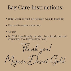 Op de afbeelding: Een beige informatiekaart met de titel Bag Care Instructions. Het vermeldt handwas of fijnwasprogramma, koel tot warm water, aan de lucht drogen en binnenstebuiten strijken onder 121 graden Celsius. De tekst Thank you! Mojave Desert Gold staat onderaan.