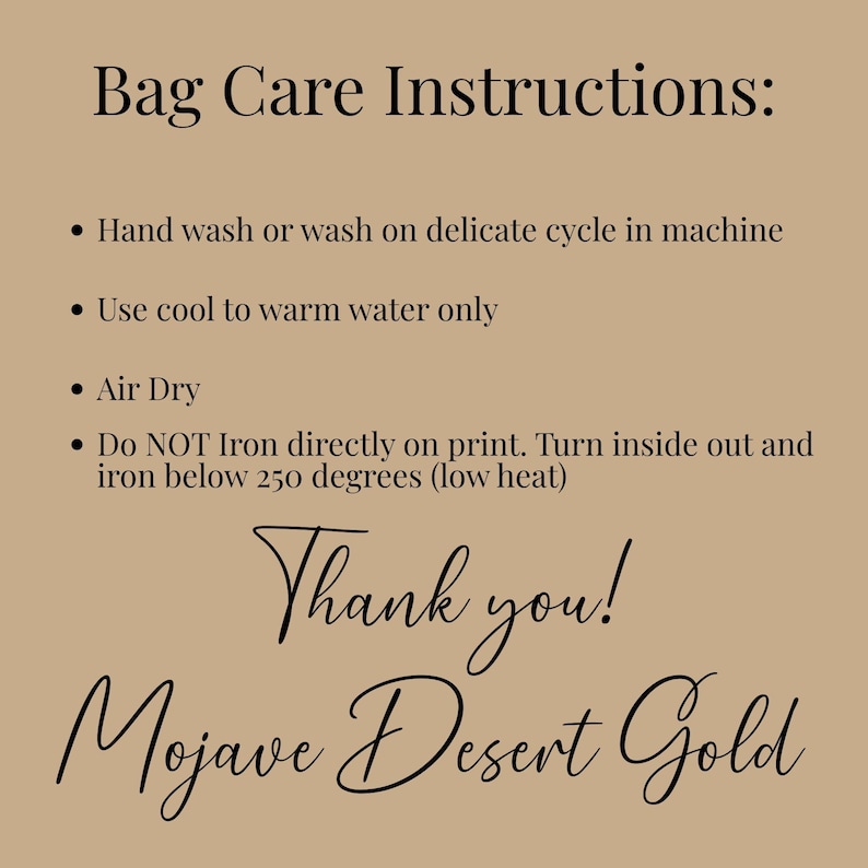 Op de afbeelding: Een beige informatiekaart met de titel Bag Care Instructions. Het vermeldt handwas of fijnwasprogramma, koel tot warm water, aan de lucht drogen en binnenstebuiten strijken onder 121 graden Celsius. De tekst Thank you! Mojave Desert Gold staat onderaan.