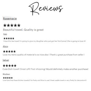 Op de afbeelding: Een digitale weergave van klantbeoordelingen met de titel Reviews in een cursief lettertype. Het bevat vijf vermeldingen van Rosemarie, Patti, Alicia, Velvet en Mrs. Doug, elk met vijf zwarte sterren en feedback over theedoeken.