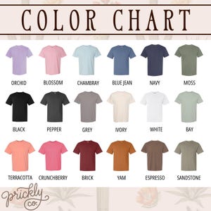 Puede incluir: Carta de colores con camisetas en varios colores, incluyendo orqu&iacute;dea, flor, chambray, azul vaquero, marino, musgo, negro, pimienta, gris, marfil, blanco, bah&iacute;a, terracota, crunchberry, ladrillo, &ntilde;ame, espresso y arenisca.