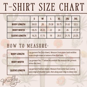 Puede incluir: Tabla de tallas de camisetas con medidas en pulgadas para largo de cuerpo, ancho y largo de manga, desde la talla peque&ntilde;a hasta la 3XL. Incluye instrucciones sobre c&oacute;mo medir el largo, ancho y largo de manga para un tallaje preciso. La marca "prickly co." est&aacute; abajo.