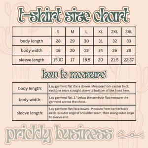 Peut inclure: Un tableau des tailles de t-shirt avec des mesures en pouces pour les tailles S, M, L, XL, 2XL et 3XL. Le tableau comprend la longueur du corps, la largeur du corps et la longueur des manches. Le tableau comprend &eacute;galement des instructions sur la fa&ccedil;on de mesurer chaque dimension.
