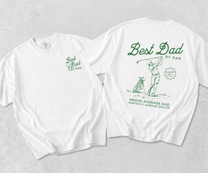 Puede incluir: Dos camisetas blancas con texto y gr&aacute;ficos verdes. Una muestra "Best Dad by Par" y un gr&aacute;fico de pelota de golf. La otra presenta un golfista, "Best Dad by Par", y el texto "Above Average Dad. Perfectly Average Golfer."