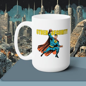 Puede incluir: Taza de cerámica blanca con un gráfico de superhéroe y el texto "CYBER SECURITY". El superhéroe está volando con una capa roja y un traje azul y amarillo.
