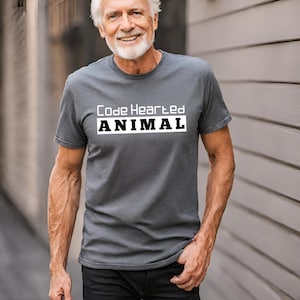 Peut inclure: Un t-shirt gris avec le texte "Code Hearted ANIMAL" imprimé en blanc.