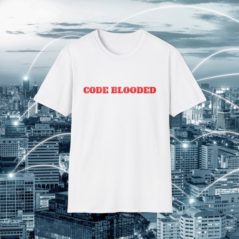 以下が含まれることがあります： 前面に赤い文字で「CODE BLOODED」とプリントされた白いTシャツです。