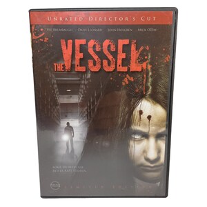 Peut inclure: Boîtier DVD du film d'horreur "The Vessel". La couverture présente une jeune femme avec du sang sur le visage et un homme marchant dans un couloir avec une lampe torche. Le texte "UNRATED DIRECTOR'S CUT" est en haut du boîtier.