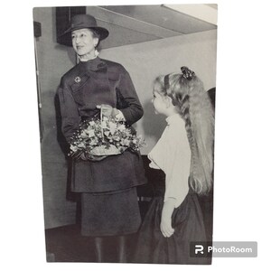 Carte postale SAR la princesse Alexandra reçoit des fleurs d'Helena Robe à...15 cm × 10,5 cm