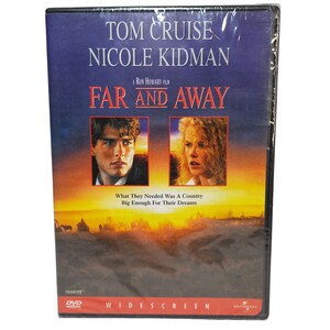 Peut inclure: Pochette de DVD mettant en scène Tom Cruise et Nicole Kidman dans le film "Loin de tout". La pochette est bleue et présente un arrière-plan de coucher de soleil avec une citation : "Ce dont ils avaient besoin, c'était d'un pays assez grand pour leurs rêves".