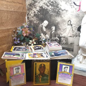 Lote de 6 libras de uma variedade de cards colecionáveis de beisebol e futebol vintage. Colecionáveis, esportivos.