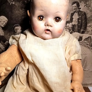 Boneca colecionável vintage Effanbee Baby Doll com orelhas aplicadas, bebida e olho molhado para dormir. 20 polegadas