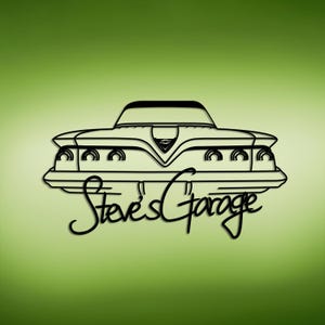 Könnte beinhalten: Schwarze Strichzeichnung des Hecks eines klassischen Autos mit dem kursiven Text "Steve's Garage". Das Design befindet sich vor einem grünen Farbverlauf, der ein Vintage-Automobil-Thema suggeriert.