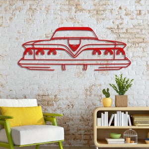 Könnte beinhalten: Rote Metall-Wandskulptur eines klassischen Autos, von hinten betrachtet. Das Auto hat eine Chromstoßstange und Rückleuchten.