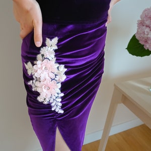 Jupe tango en velours violet avec fente sur le devant et fleur rose décorée. image 4