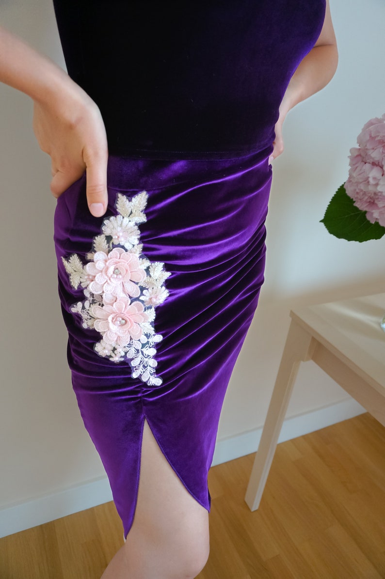 Jupe tango en velours violet avec fente sur le devant et fleur rose décorée. image 4