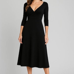 Tangokleid aus schwarzem Jersey – elegantes Wickeldesign, 3/4 Ärmel, ausgestellter Rock zum Tanzen. Atango, Tangokleid, Tangokleidung.