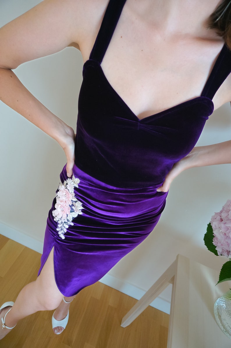 Jupe tango en velours violet avec fente sur le devant et fleur rose décorée. image 3