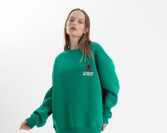 Green Spider Print Unisex Sweatshirt, Spider Design Pullover, Comfortable Basic Green Sweatshirt, Unisex Green Print Top