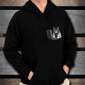 Peut inclure: Sweat-shirt à capuche noir avec un motif blanc d'un chat portant des lunettes de soleil et utilisant un ordinateur portable.