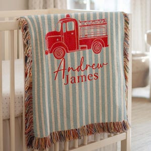Spersonalizowany kocyk dla dziecka z motywem wozu strażackiego, spersonalizowany kocyk z imieniem do pokoju dziecięcego, spersonalizowana dekoracja strażaka, prezent na baby shower, motyw wozu strażackiego do pokoju dziecięcego
