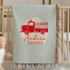 Spersonalizowany kocyk dla dziecka z motywem wozu strażackiego, prezent na baby shower, dekoracja pokoju dziecięcego z motywem wozu strażackiego, spersonalizowany kocyk z imieniem w kształcie wozu strażackiego