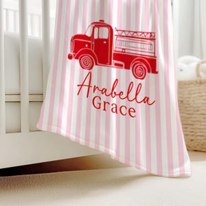 Spersonalizowany kocyk z imieniem dla dziecka z motywem wozu strażackiego, prezent na baby shower, dekoracja pokoju dziecięcego z motywem wozu strażackiego, spersonalizowany kocyk z imieniem