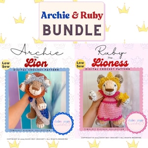 Op de afbeelding: De afbeelding toont een haakpatroonbundel met "Archie de Leeuw" en "Ruby de Leeuwin". De patronen worden getoond met afgewerkte knuffels. Archie heeft een blauwe cape en Ruby draagt een roze jurk. De tekst "Archie & Ruby BUNDLE" staat bovenaan.