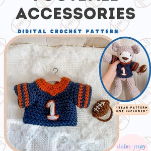 Peut inclure: Un patron de crochet numérique pour des accessoires de football. L'image présente un maillot de football crocheté bleu marine et orange avec le numéro 1, un ballon de football crocheté marron et un ours en peluche crocheté portant un maillot. Le texte dit "FOOTBALL ACCESSORIES".