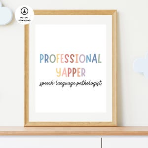 Puede incluir: Un diseño de arte de pared imprimible con el texto "PROFESSIONAL YAPPER speech-language pathologist" en una fuente de arcoíris colorida.