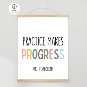 Op de afbeelding: Een witte printbare poster met de tekst "Practice Makes Progress (Not Perfection)". Het woord "Progress" staat in kleurrijke letters, waarbij elke letter een andere kleur heeft.