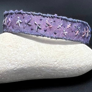 Handbroderat sidenarmband med naturliga ädelstenar och läder