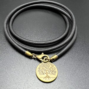 真鍮の生命の木のチャームが付いた、マットなブラックのレザーブレスレット（またはネックレス）。長さ 22 インチ