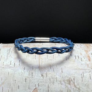 シルバーのバヨネット留め金が付いた美しいブルーの編み込みレザーブレスレット。レザーはマットなナチュラルブルーで、若干のばらつきがあります。