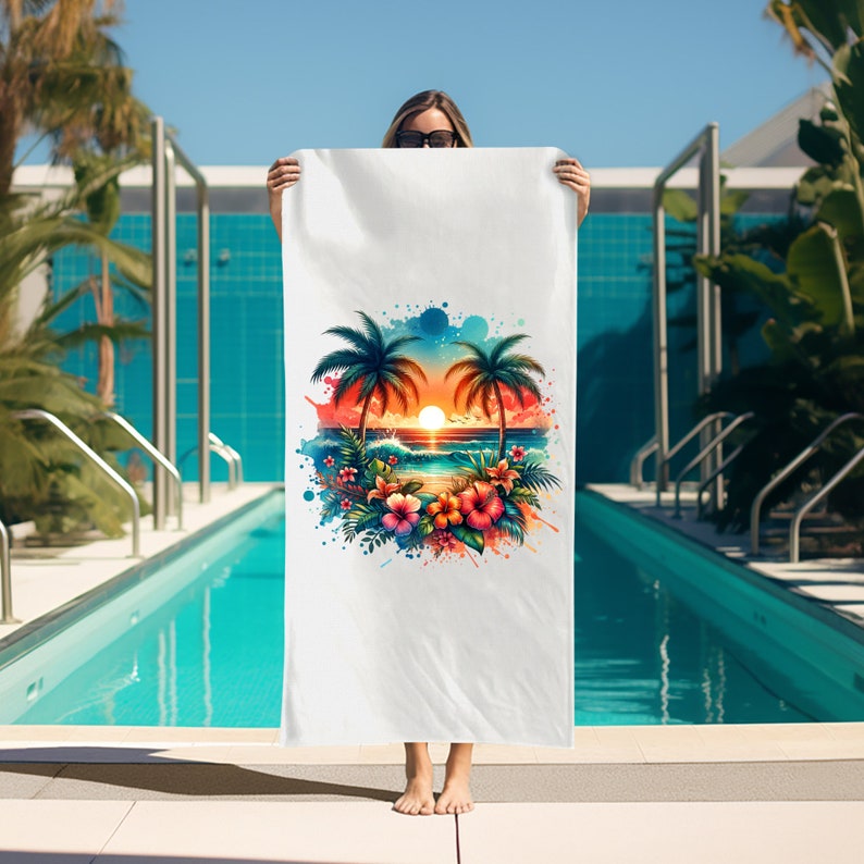 Pu&ograve; includere: Un asciugamano da spiaggia bianco con un design ad acquerello colorato di palme, un tramonto e fiori. Il design &egrave; a forma di cerchio.
