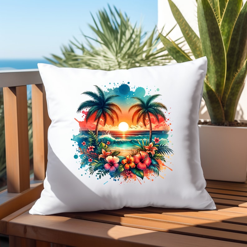 Pu&ograve; includere: Cuscino bianco con un design ad acquerello colorato di due palme, un tramonto sull'oceano e fiori tropicali.