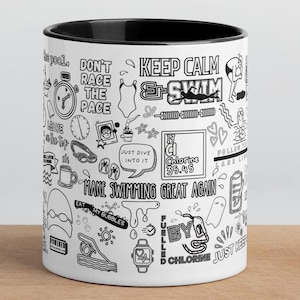 Peut inclure: Une tasse en céramique blanche avec un bord noir. La tasse présente un motif noir et blanc avec diverses illustrations et textes liés à la natation, notamment "Keep Calm and Swim", "Make Swimming Great Again" et "Fuelled by Chlorine".