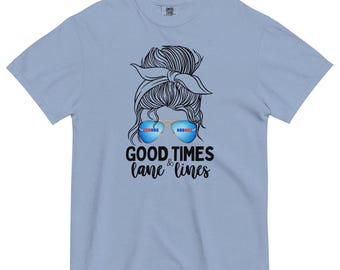 Camiseta Lane Lines & Good Times, moño despeinado y gafas de sol, camiseta de natación para mamás.