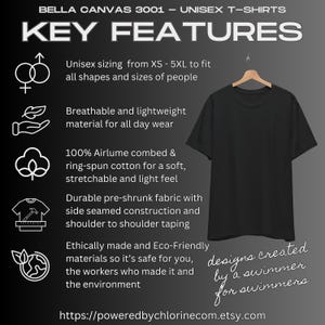 Puede incluir: Camiseta negra unisex colgada de una percha de madera. La imagen incluye texto que destaca las caracter&iacute;sticas clave: tallas unisex, material transpirable, algod&oacute;n suave, tejido duradero y materiales ecol&oacute;gicos. El texto tambi&eacute;n incluye la frase "designs created by a swimmer for swimmers."