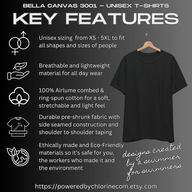 Puede incluir: Camiseta negra unisex colgada de una percha de madera. La imagen incluye texto que destaca las caracter&iacute;sticas clave: tallas unisex, material transpirable, algod&oacute;n suave, tejido duradero y materiales ecol&oacute;gicos. El texto tambi&eacute;n incluye la frase "designs created by a swimmer for swimmers."