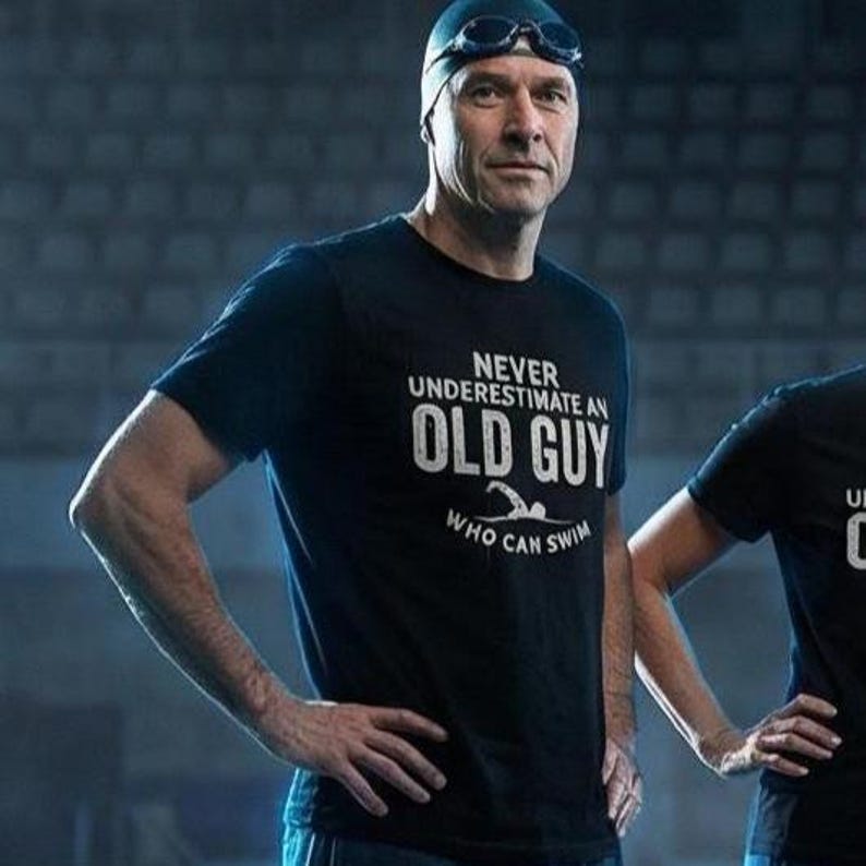 Camiseta divertida para nadador de edad avanzada, regalo para papá nadador, nunca subestimes a un anciano imagen 2
